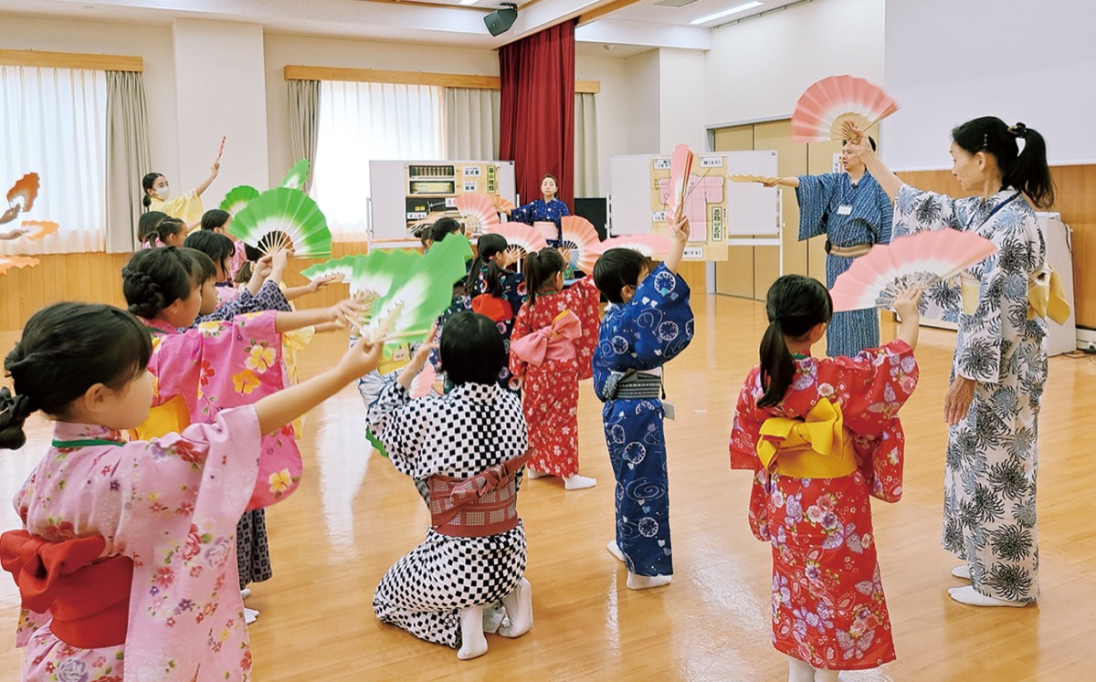小学生ら伝統芸能を体験 (写真1)