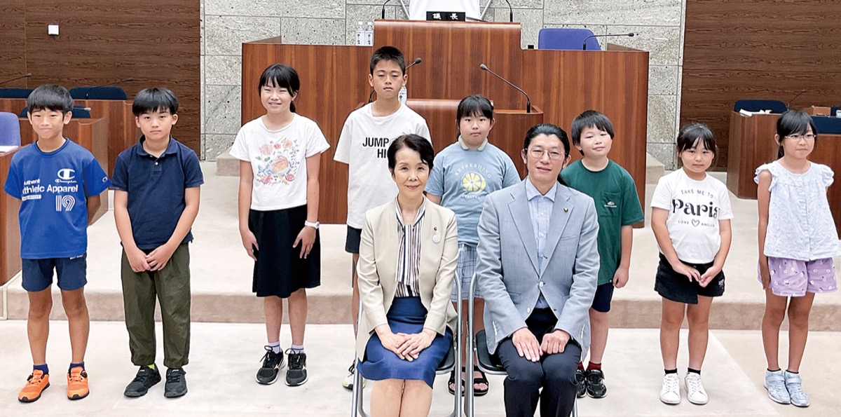 子どもたちが議場を見学