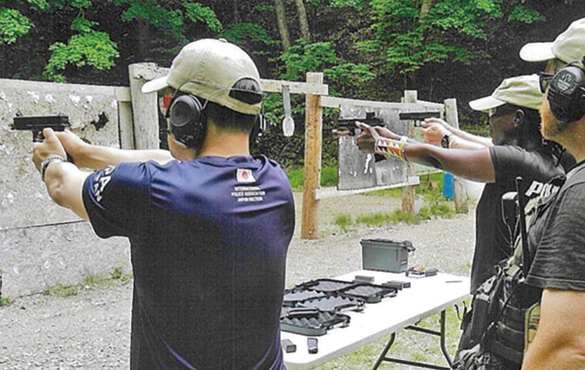 射撃訓練をする大澤さん