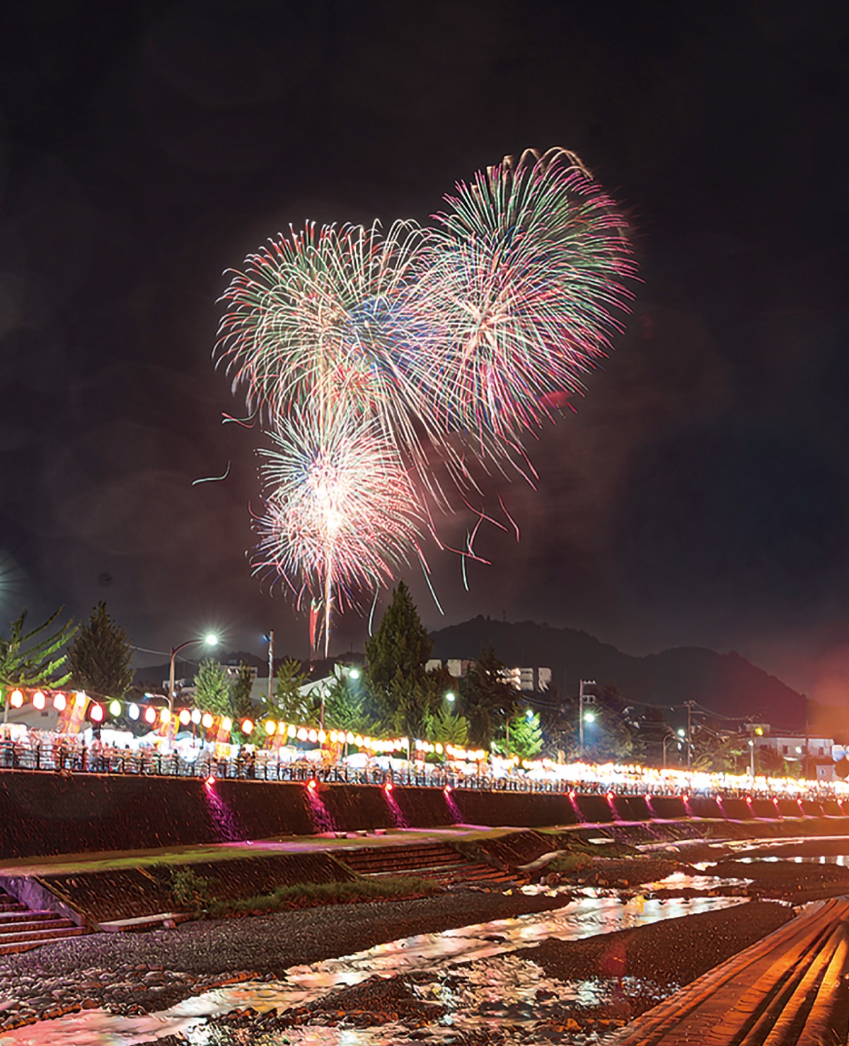 夜空彩る花火２５００発超