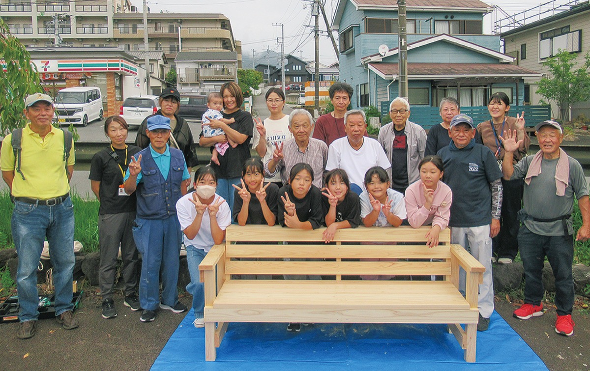 遊歩道にみんなのベンチ
