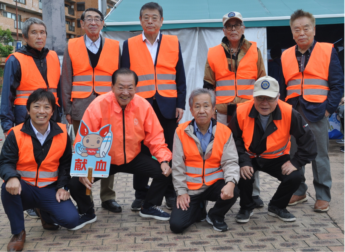 駅前で献血活動