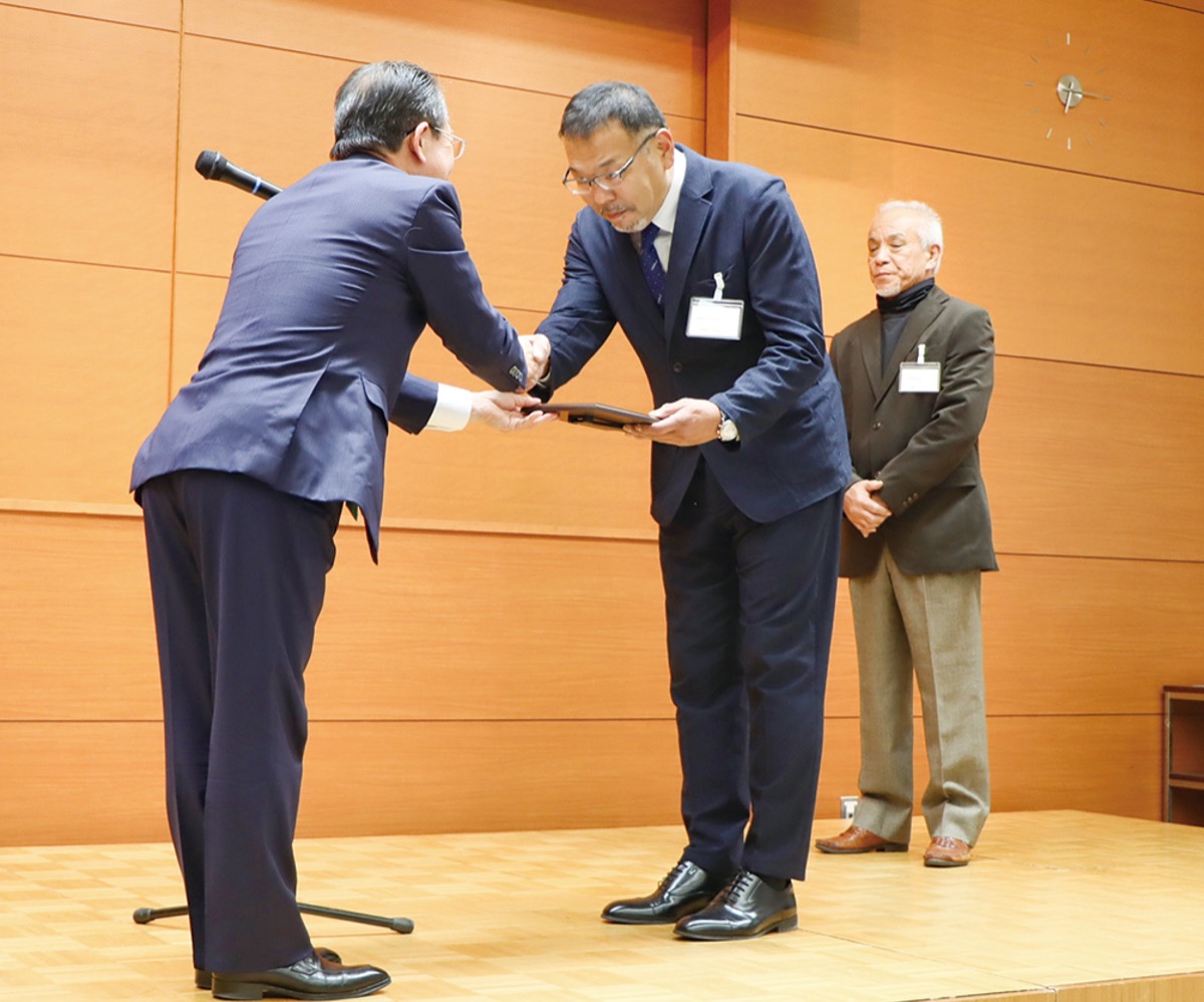 根倉たたみ、片野青果を表彰