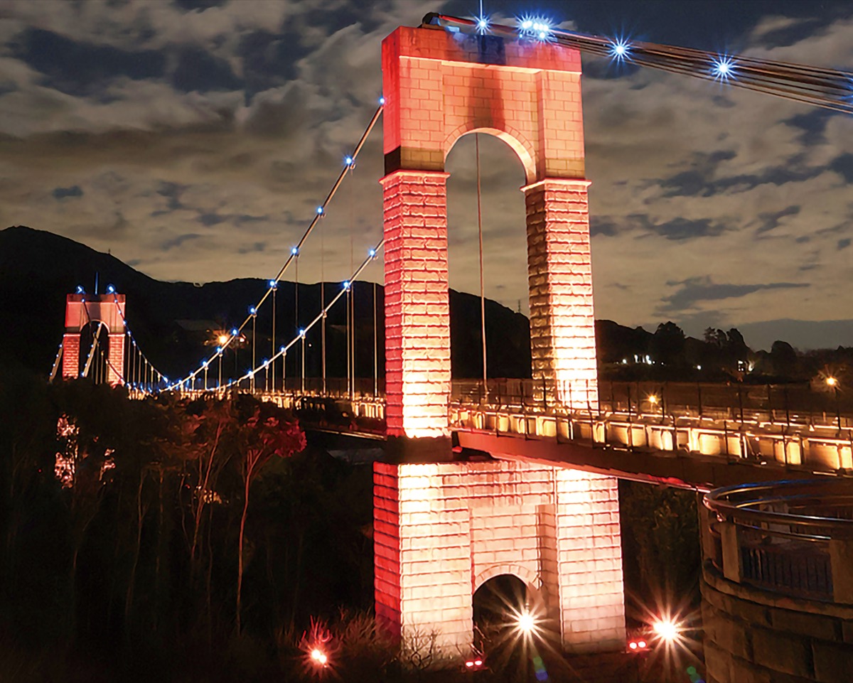 夜に浮かぶ風の吊り橋