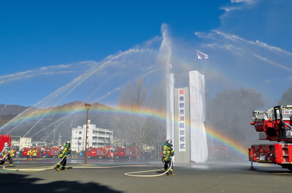 出初式、放水で虹かかる