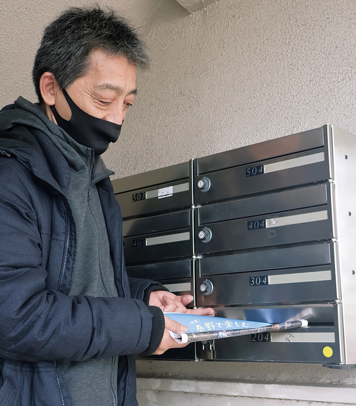 自治会で広報紙を配布