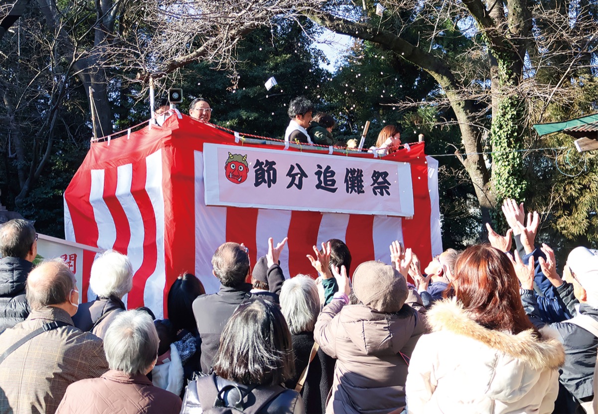 当たり豆を取ろうと手を伸ばす参加者＝曾屋神社