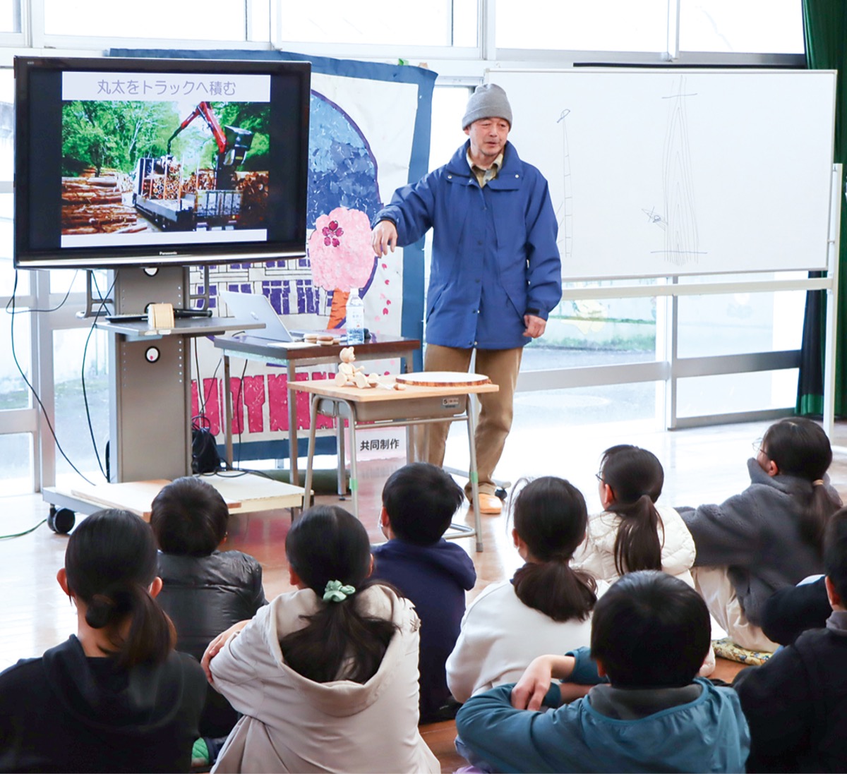 小島さんの特別授業を受ける児童たち