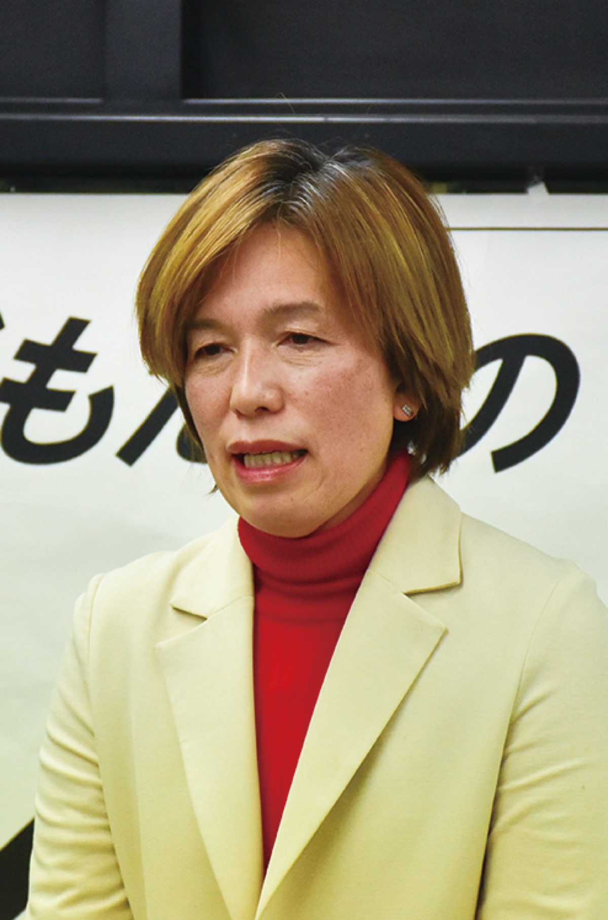 支援者に向けてあいさつする佐々木氏（8日、事務所で）