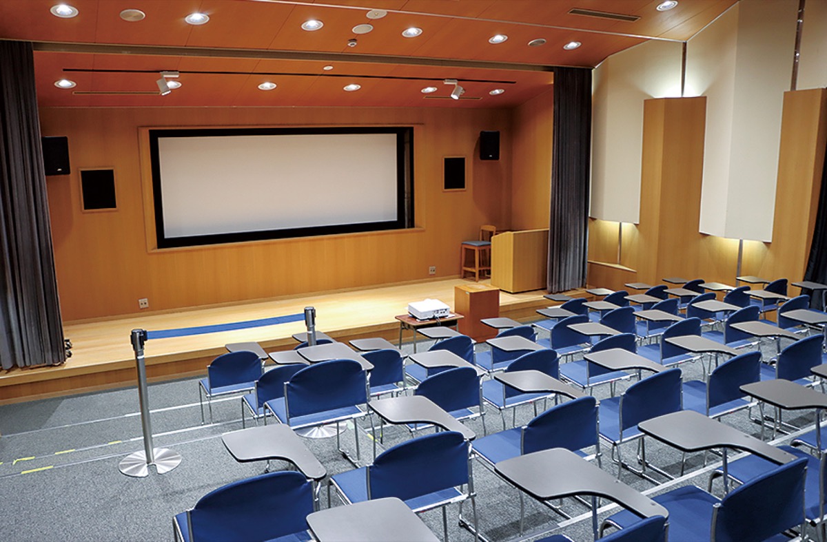 映画を上映する視聴覚室