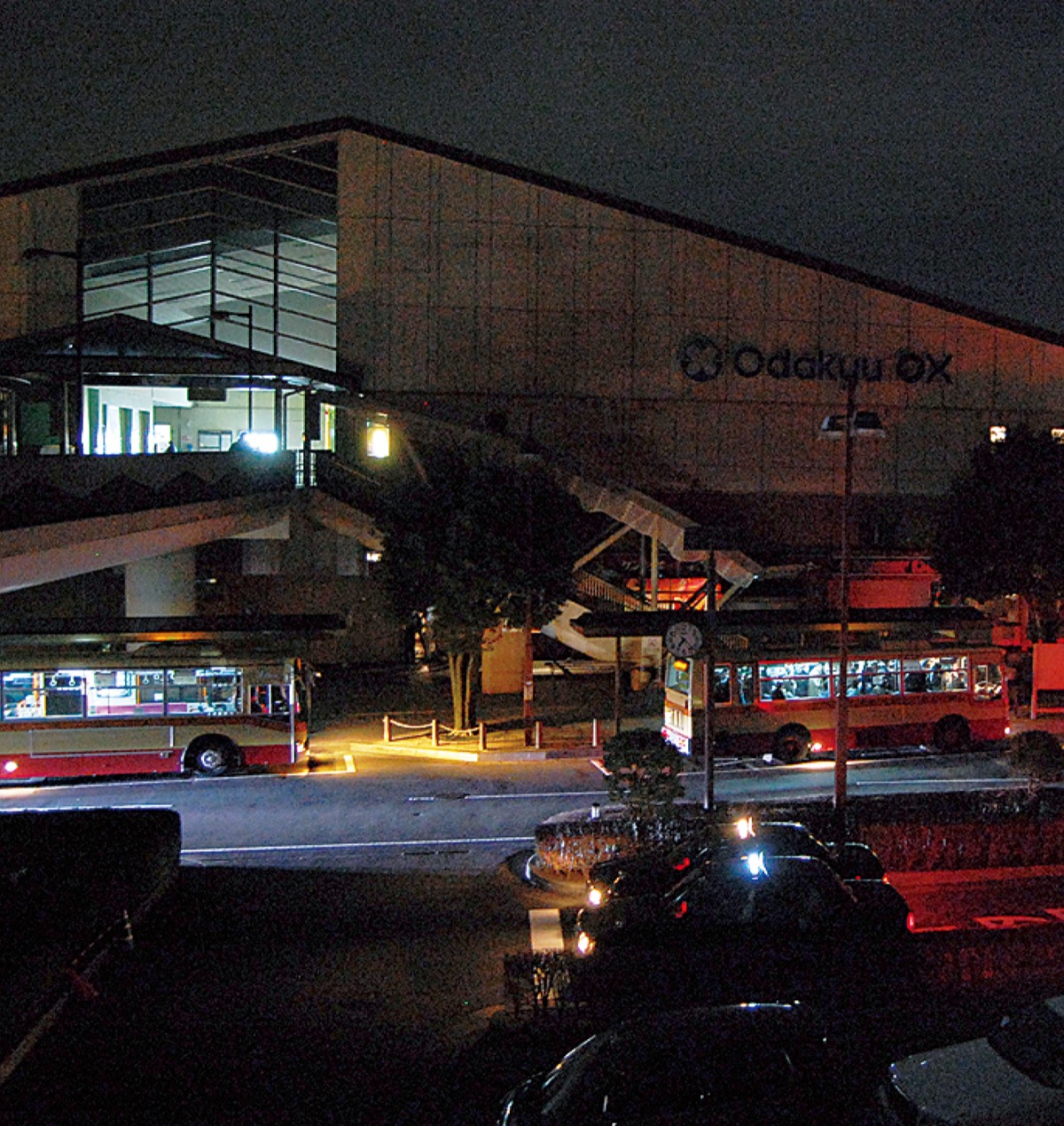 計画停電で照明が落ちた渋沢駅北口（2011年3月16日）