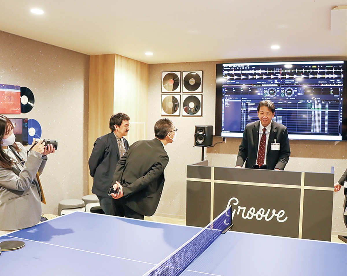 DJブースを体験する木村東海大学長