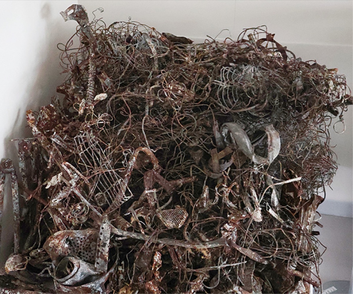 燃え残ったバネなどの金属や不燃物。焼却炉内から除去するのに3日にわたり稼働が停止された