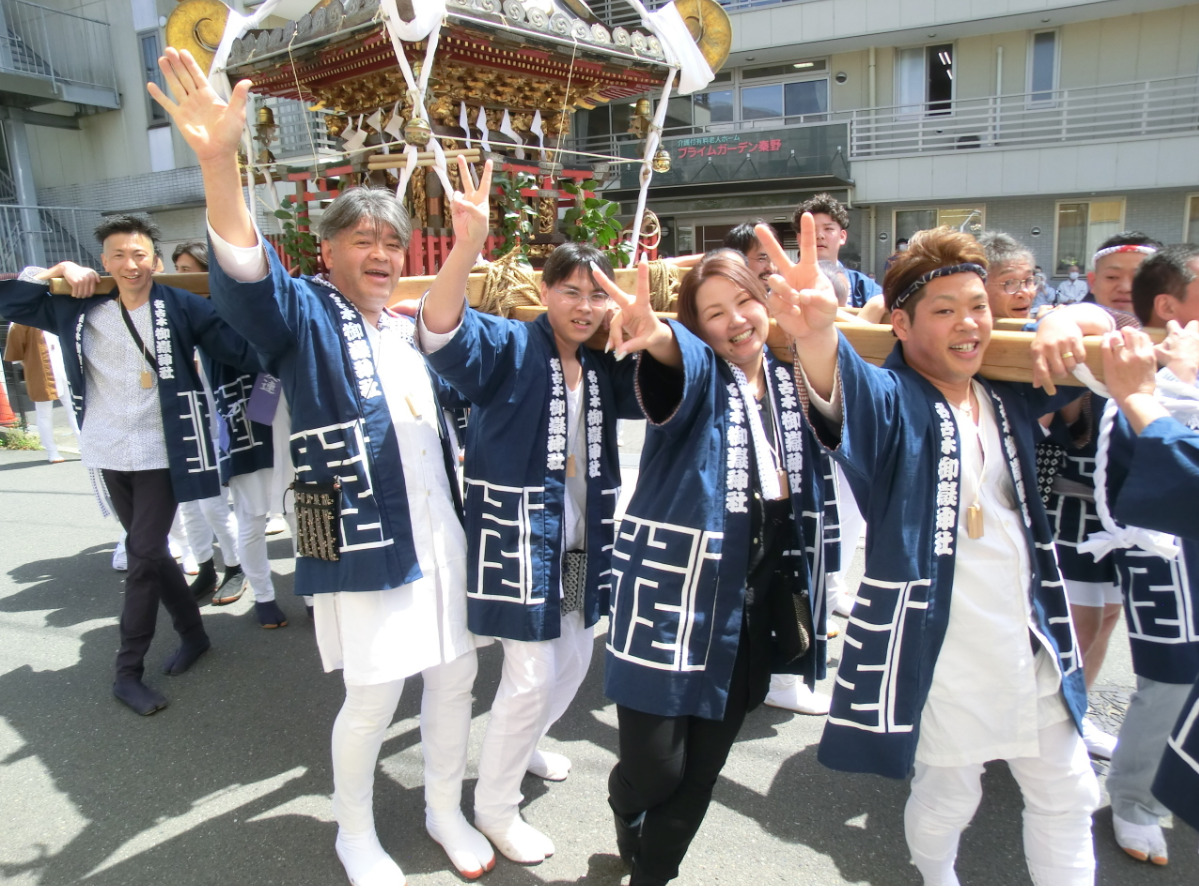 神輿を担ぐ祭り連のみなさん