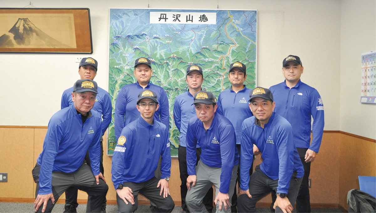 加藤地域課長（前列左から２番目）ほか秦野警察署の山岳救助隊員ら