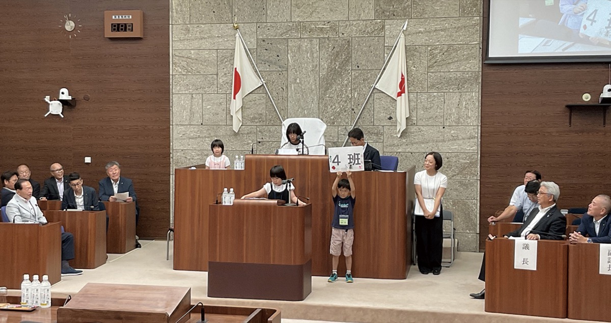 登壇席から発表する児童(市提供)