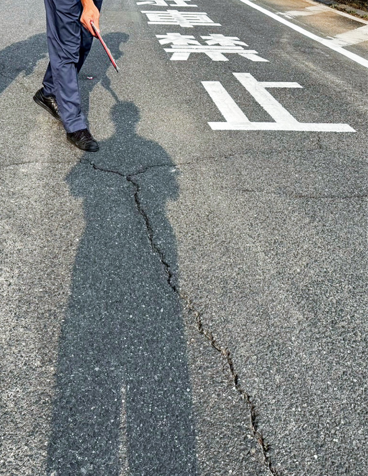 亀裂が入ってしまった道路(職員提供)