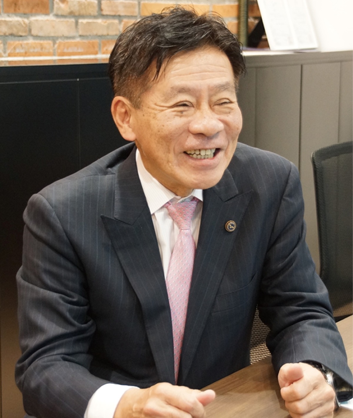 インタビューに答える守屋会長
