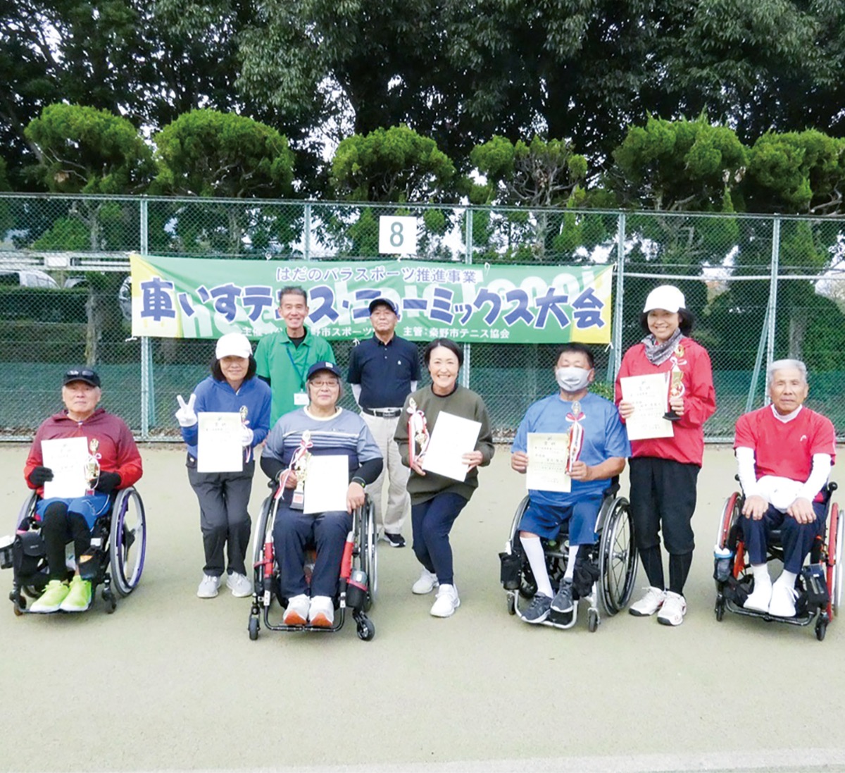 入賞者の記念撮影が行われた(市スポーツ協会提供)