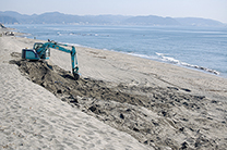 浸食が進む鎌倉の海岸。定期的に砂が補充されています。