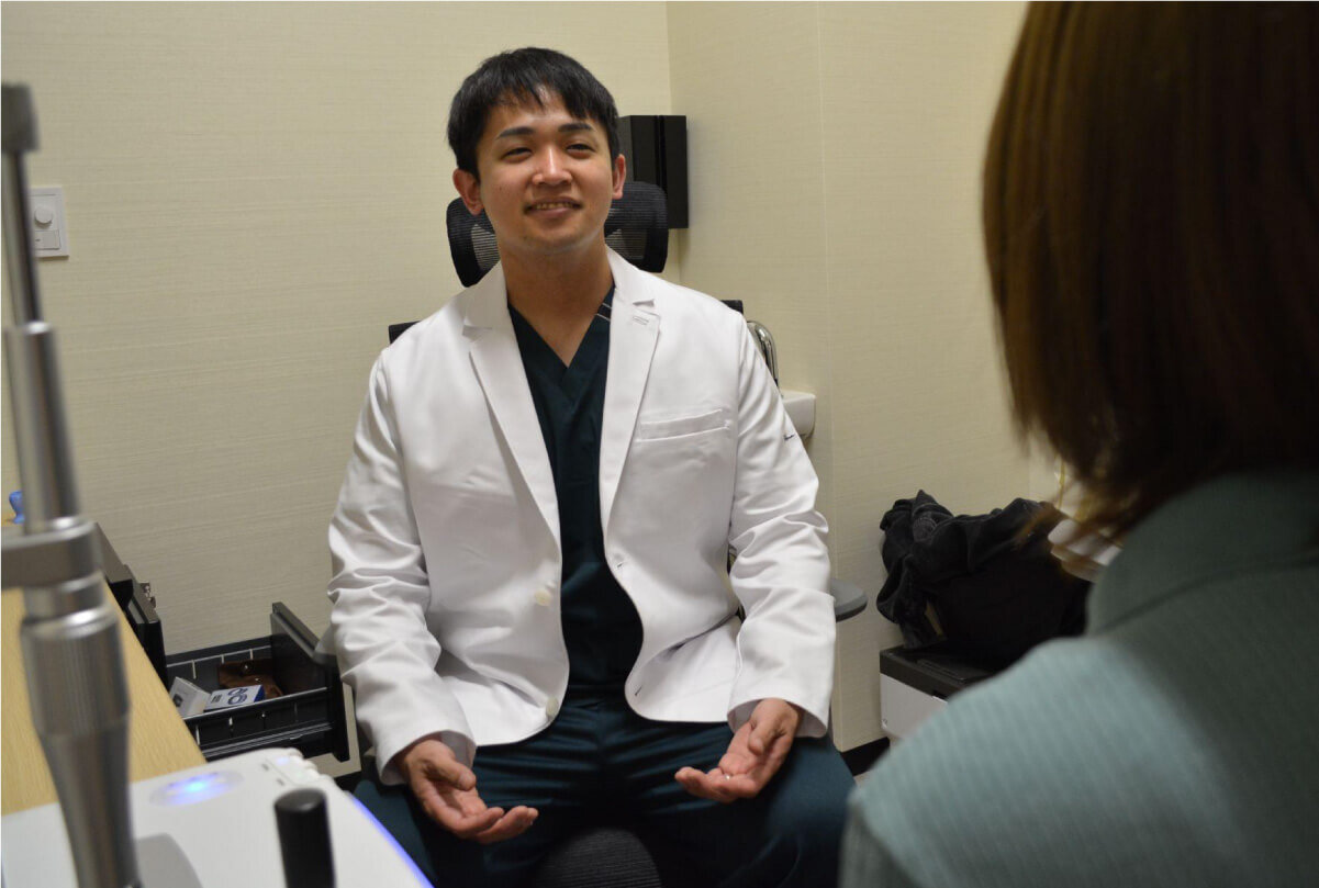 患者に説明をする新留院長