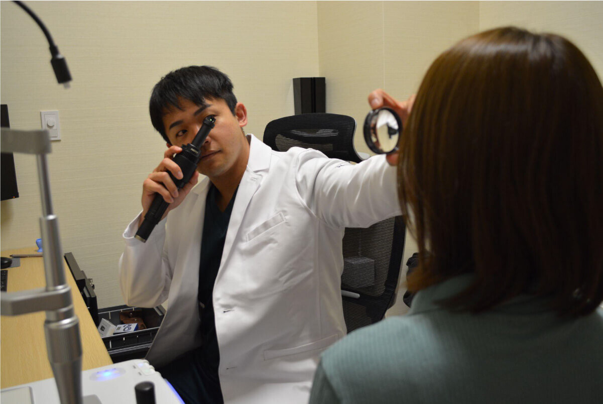 眼圧の診察をする新留院長