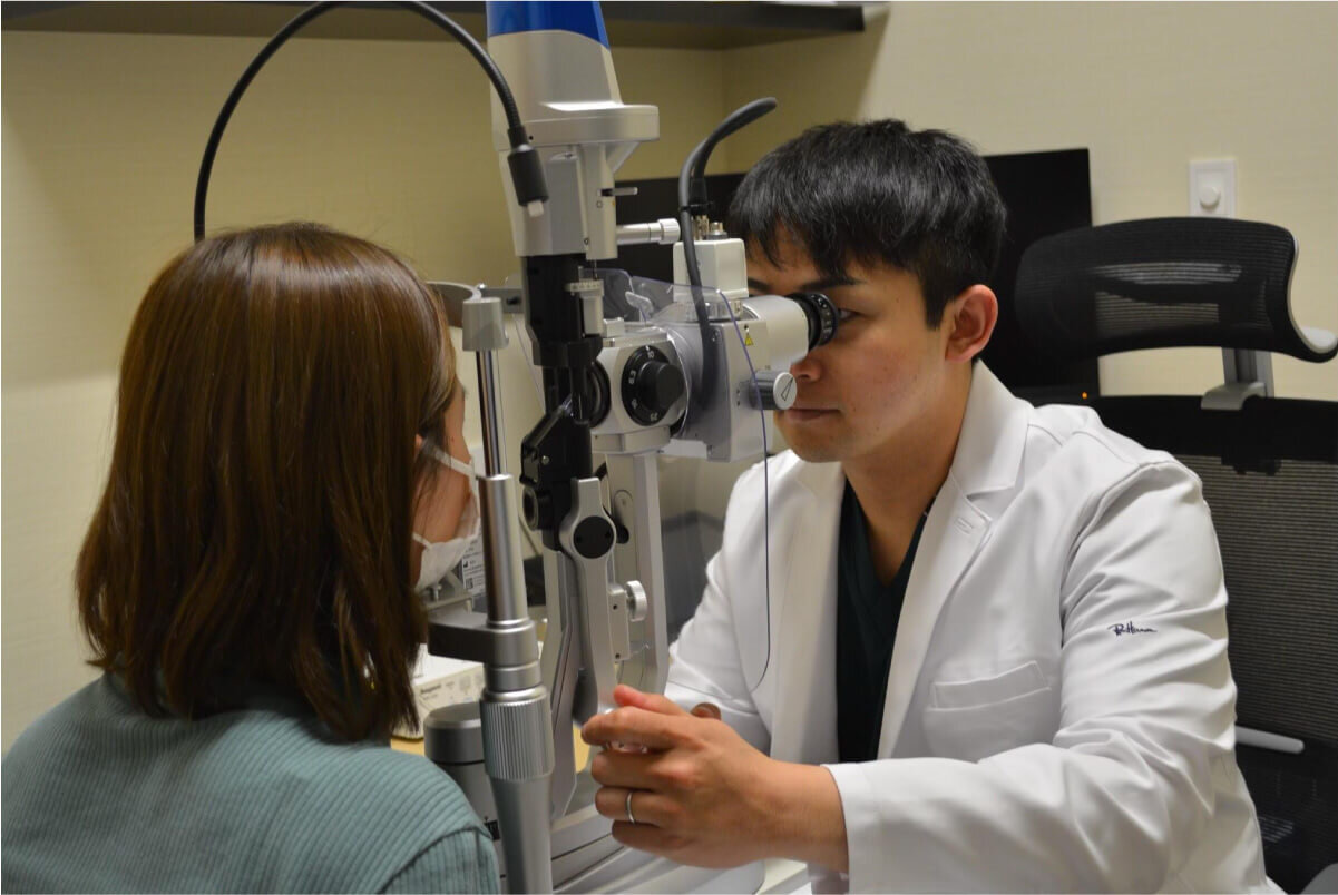 前眼部の診察を行う新留院長