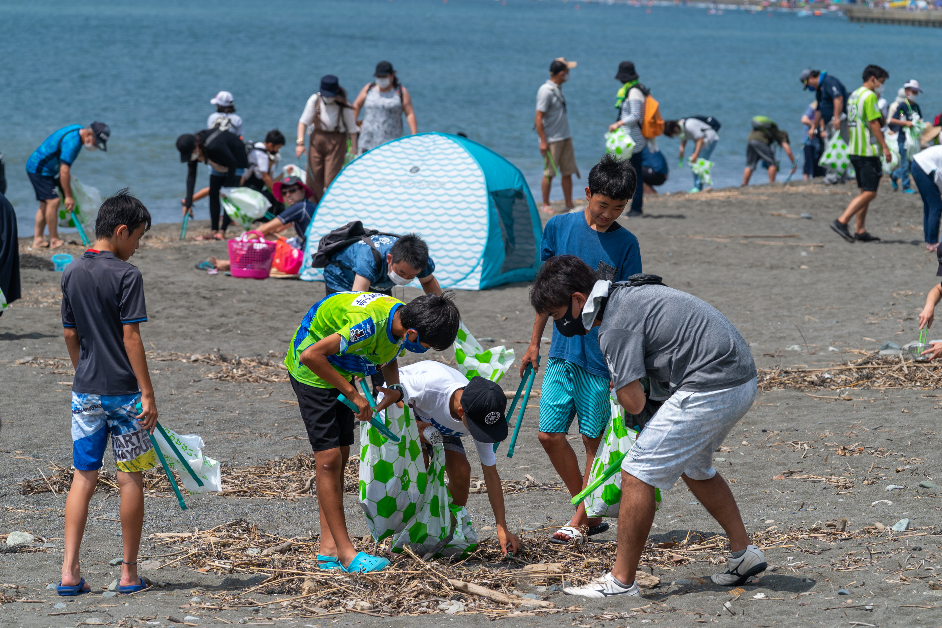 LEADS TO THE OCEANプロジェクトで海岸清掃